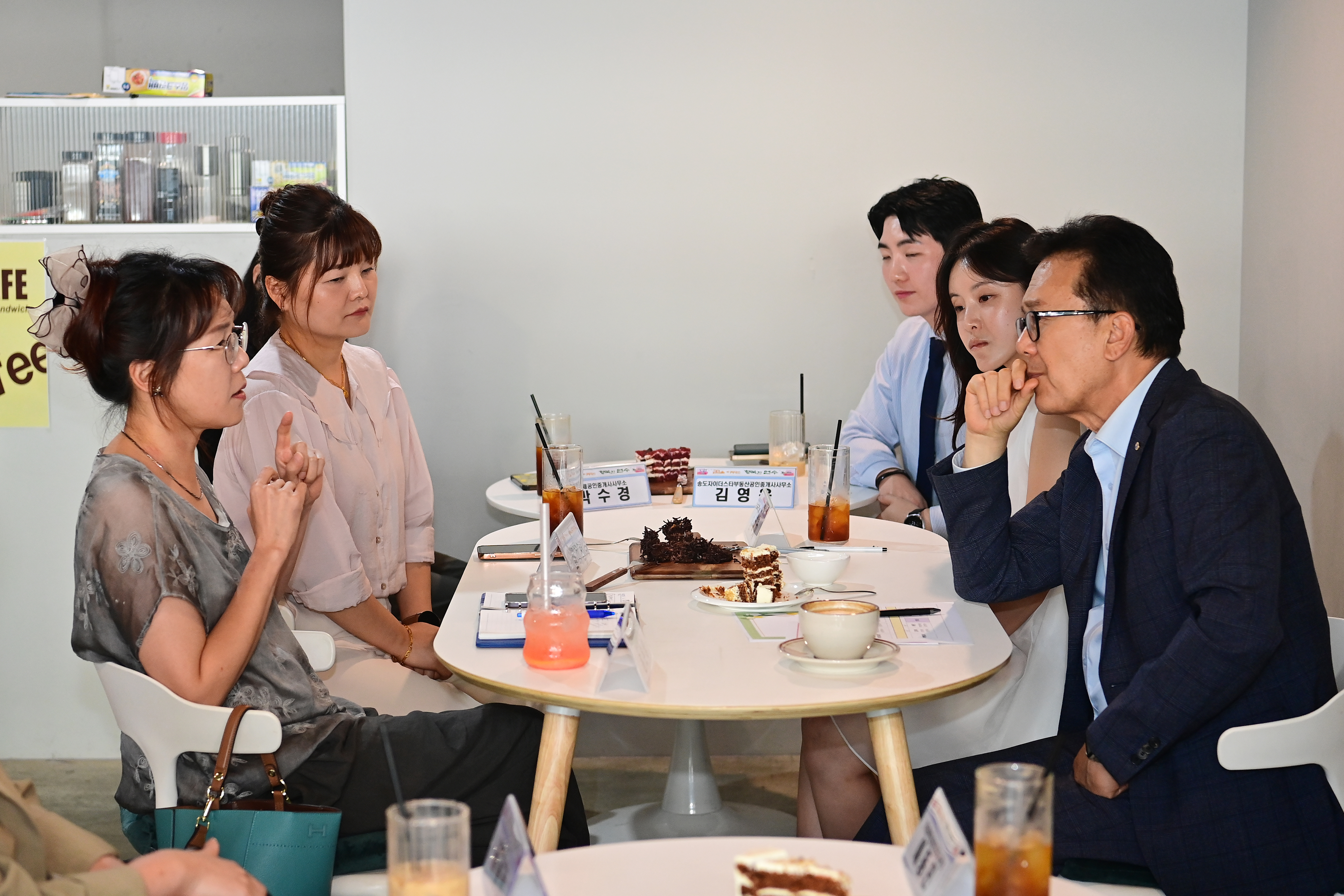 연수구(구청장 이재호)는 지난 2일 청학동 인근 카페에서 연수구개업공인중개사와 함께하는 ‘찾아가는 소풍’ 간담회를 열고, 현장에서 겪는 다양한 애로사항과 건의 사항을 청취했다.